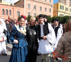 mandorlo in fiore con guida turistica